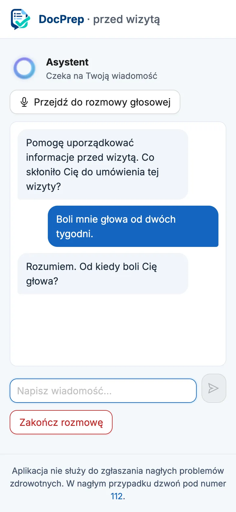 Czat w aplikacji pacjenta: asystent pyta, co skłoniło do umówienia wizyty, a pacjent odpowiada, że od dwóch tygodni boli go głowa